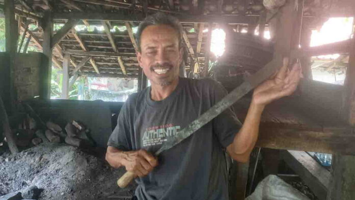 pengrajin golok