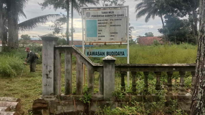 Tanah Milik Pemkab Ciamis di Desa Bangbayang Terlantar, Warga Inisiatif Bersihkan