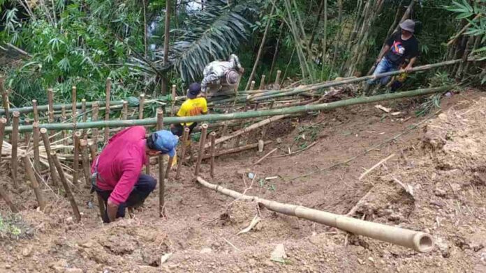 Tebing sungai Cipamutih Ciamis longsor