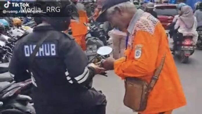 video viral petugas Dishub tarik retribusi dari juru parkir di Garut