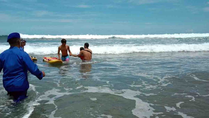 wisatawan terseret arus