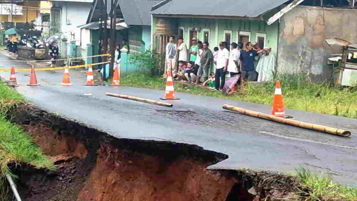 Jalan Raya Mangunreja-Sukaraja