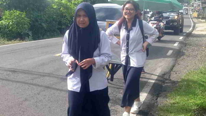 Berjalan Kaki ke Sekolah