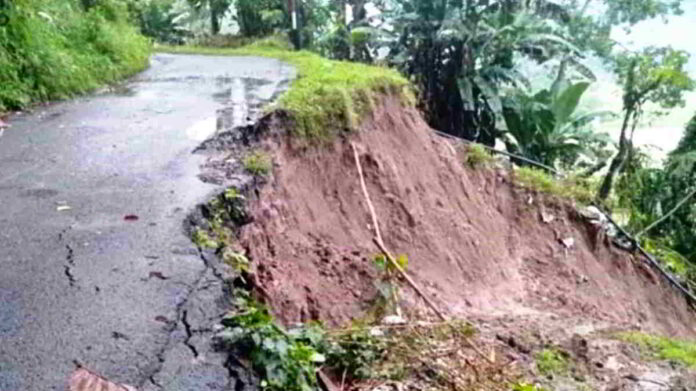 Jalan Penghubung Dua Kecamatan