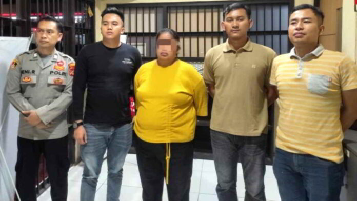 Curi Perhiasan di Toko Emas