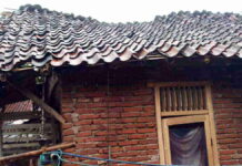 Atap Rumah Warga Sindangrasa Ciamis Ambruk Akibat Hujan Deras dan Sudah Lapuk