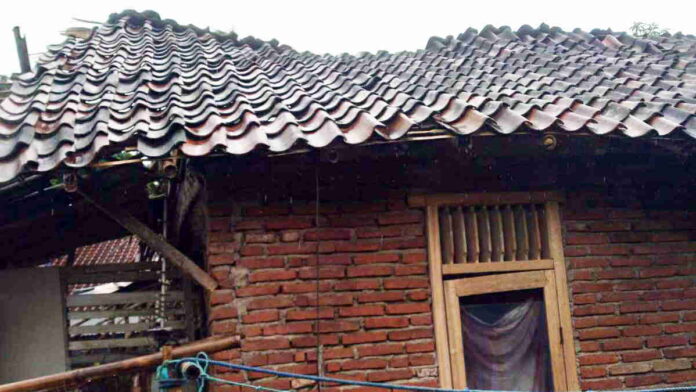 Atap Rumah Warga Sindangrasa Ciamis Ambruk Akibat Hujan Deras dan Sudah Lapuk
