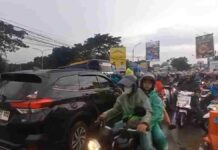 Banjir Luapan Sungai Genangi Jalan, Simpang 4 Sigobing Garut Macet Parah