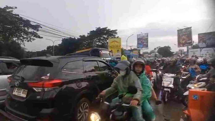 Banjir Luapan Sungai Genangi Jalan, Simpang 4 Sigobing Garut Macet Parah