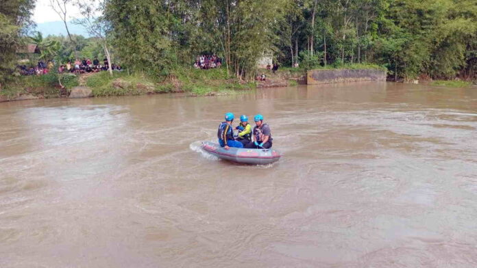 Belum Ditemukan, Proses Pencarian Pemuda yang Tenggelam di Sungai Cikidang Tasikmalaya Berlanjut Besok