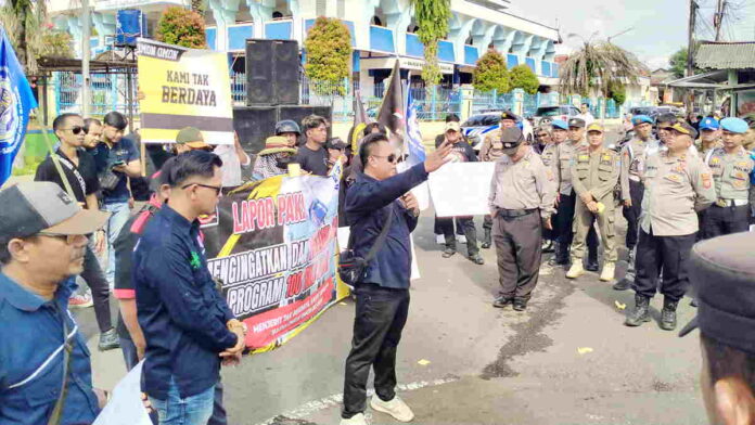 Buruh Demo Wali Kota Banjar, Sebut Program Lapangan Kerja Hanya Omon-Omon Tak Ada Realisasi
