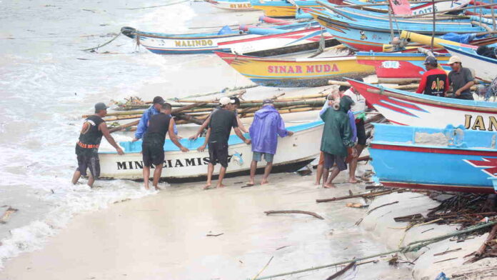 Cuaca Ekstrem di Pangandaran Sebabkan Pohon Tumbang dan Perahu Rusak
