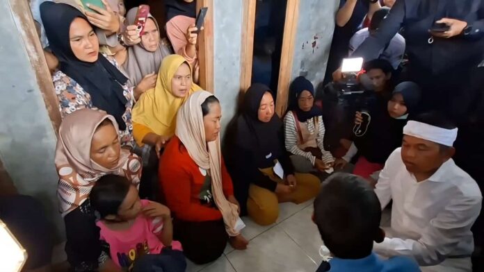 Gubernur Jabar melayat keluarga korban ledakan amunisi kadaluarsa di Garut