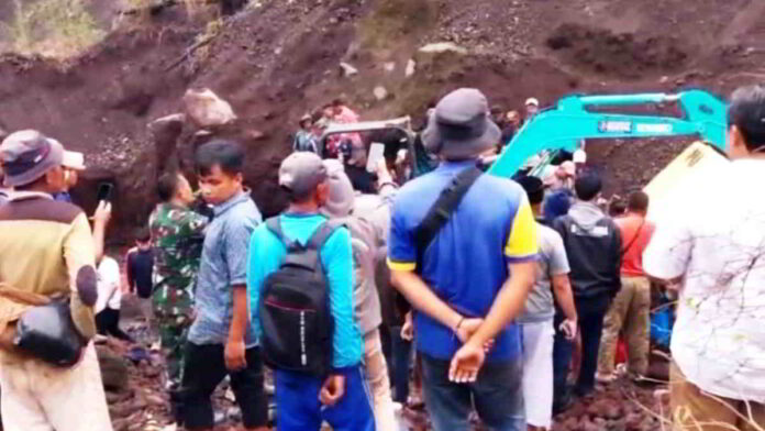 Penambang Pasir di Gunung Guntur