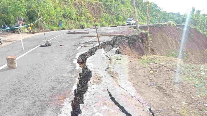 Jalan Angsana Gunung Kelir Ciamis Kembali Longsor, Akses Pamarican-Langkaplancar Ditutup Sementara