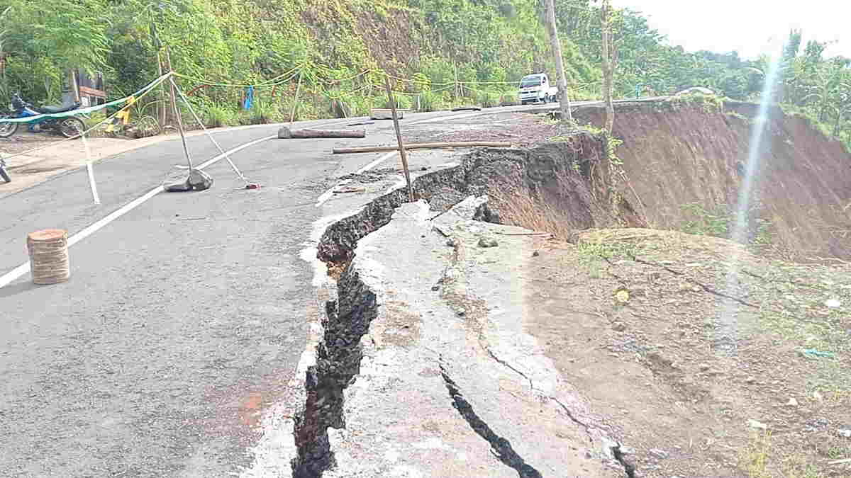 Jalan Angsana Gunung Kelir Ciamis Kembali Longsor, Akses Pamarican-Langkaplancar Ditutup Sementara