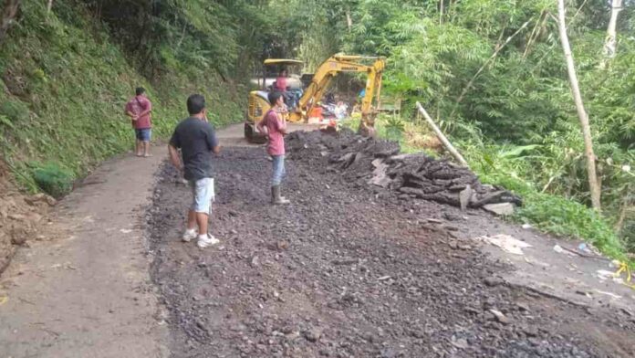 Jalan Cimaragas-Cidolog CIamis Amblas