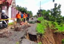Jalan Kabupaten di Jatigede Sumedang Longsor, Enam Rumah dan Sekolah Terancam
