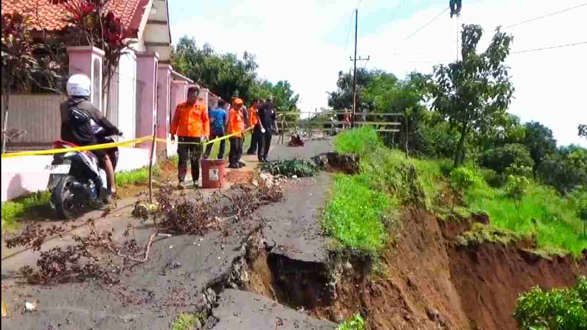 Jalan Kabupaten di Jatigede Sumedang Longsor, Enam Rumah dan Sekolah Terancam