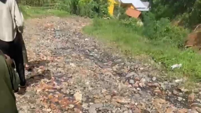 Jalan rusak di Karangnunggal Tasikmalaya