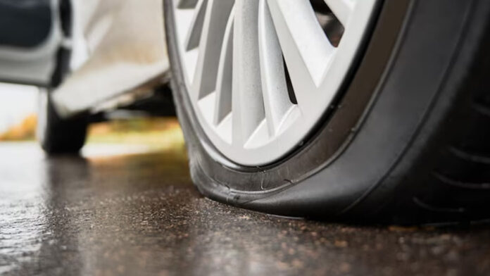 Jangan Anggap Remeh, Ini Penyebab Ban Mobil Sobek Samping