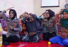 Keceriaan Pengungsi Bencana Longsor di Sumedang saat Polisi Berikan Trauma Healing