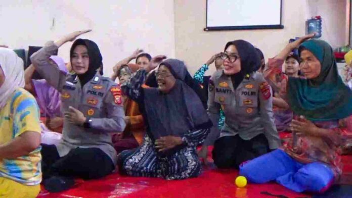 Keceriaan Pengungsi Bencana Longsor di Sumedang saat Polisi Berikan Trauma Healing