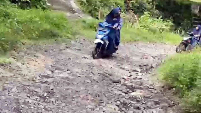 Keluh Kesah Warga Karangnunggal Tasikmalaya, Berpuluh-puluh Tahun Lewati Jalan Rusak, Hujan Jadi Medan Offroad