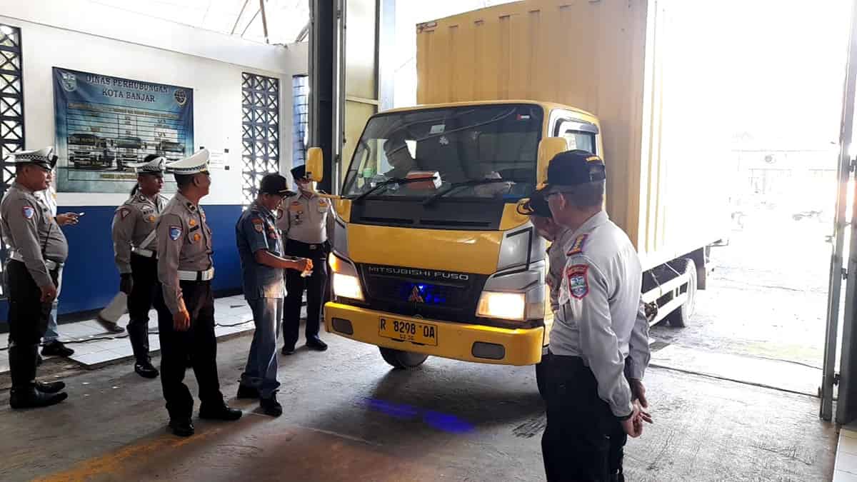 Pastikan Kelayakan Kendaraan Pengantar Calon Jemaah Haji Kota Banjar, Petugas Gabungan Lakukan Ramp Check