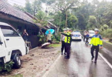 Laka Tunggal Mobil Tabrak Rumah Terjadi di Kota Banjar, Ban Gundul Diduga Penyebabnya