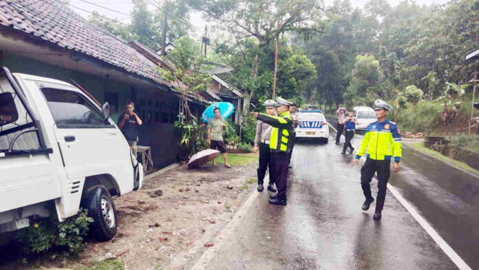 Laka Tunggal Mobil Tabrak Rumah Terjadi di Kota Banjar, Ban Gundul Diduga Penyebabnya