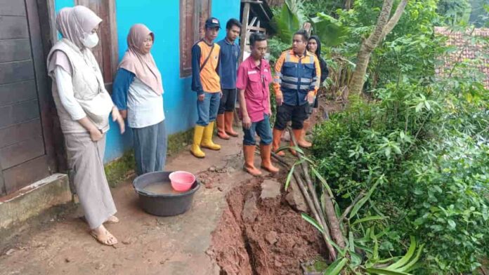 Hujan Intensitas Tinggi di Wilayah Kota Banjar Sebabkan Tebing Longsor dan Banjir