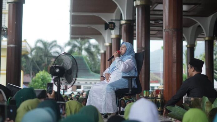Mamah Dedeh mengisi Tabligh Akbar di Masjid Agung Sumedang