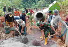 Medan Terjal Tak Jadi Penghalang, Satgas TMMD dan Warga di Sumedang Kebut Pengecoran Jalan
