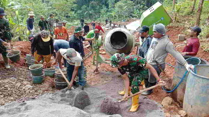 Medan Terjal Tak Jadi Penghalang, Satgas TMMD dan Warga di Sumedang Kebut Pengecoran Jalan