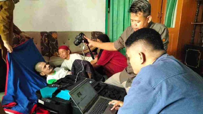 Meski Hari Libur Nasional, Disdukcapil Ciamis Tetap Bergerak Demi Rekam KTP Warga Sakit dan Disabilitas