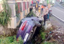 Mobil Sedan Alami Kecelakaan Tunggal Masuk Parit di Garut, 2 Korban Terjepit Belum Diketahui Identitasnya