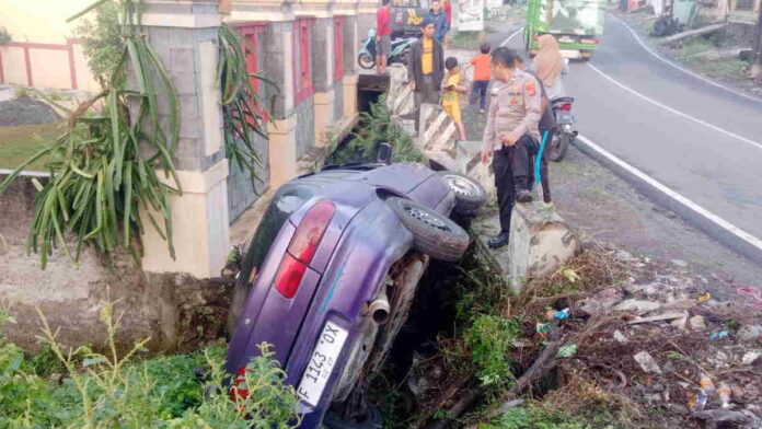 Mobil Sedan Alami Kecelakaan Tunggal Masuk Parit di Garut, 2 Korban Terjepit Belum Diketahui Identitasnya