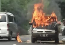 Mobil bak terbuka tiba-tiba terbakar
