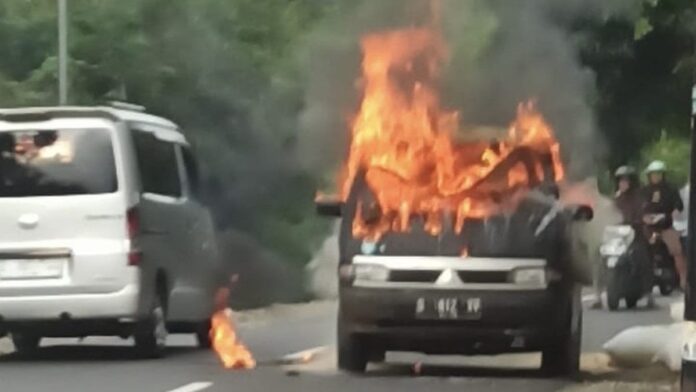 Mobil bak terbuka tiba-tiba terbakar