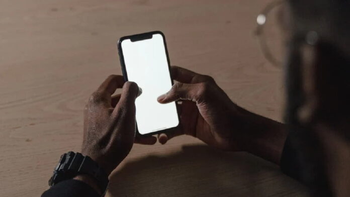 Penyebab Layar Flickering di HP Lengkap dengan Solusinya