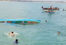 Perahu Nelayan di Garut Terbalik Usai Dihantam Ombak, 10 Orang Selamat