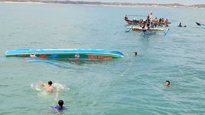 Perahu Nelayan di Garut Terbalik Usai Dihantam Ombak, 10 Orang Selamat