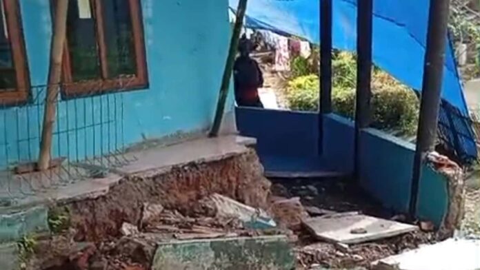 Pergerakan Tanah di Salopa Tasikmalaya Rusak Rumah dan Masjid