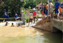 Polisi dan warga gotong royong bangun tanggul di Desa Maruyungsari Pangandaran