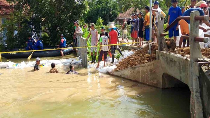 Polisi dan warga gotong royong bangun tanggul di Desa Maruyungsari Pangandaran