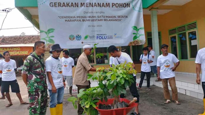Puluhan Pemuda di Ciamis Tanam 2.500 Pohon Demi Selamatkan Hutan 