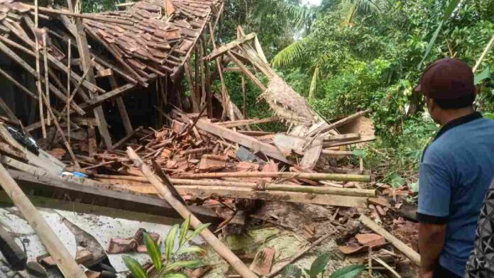 Rumah Lansia di Padaherang Pangandaran Rusak Berat Diterjang Hujan dan Angin Kencang