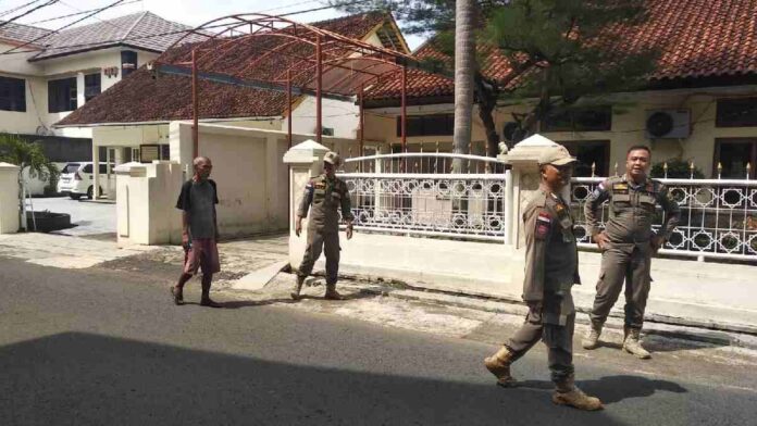 Satpol PP Ciamis Amankan ODGJ dari Trotoar Belakang Kantor DPRD