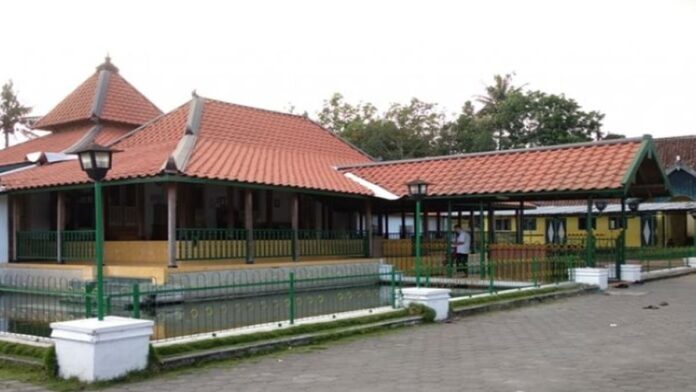 Sejarah Masjid Pathok Negoro, Jejak Langkah Kraton